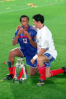 Fußball, EM Finale 2000 in Rotterdam, Frankreich - Italien 2-1 n.V. Europameister Frankreich 2000 - Thierry Henry (li.) und Robert Pires knien mit dem Coupe Henri Delaunay auf dem Rasen Fußball Länderspiel Herren EM 2000, Nationalmannschaft, Nationaltrikot, Finale, Endspiel Gruppe Rotterdam Harmonie, Freude, Fußball Länderspiel Herren EM 2000, Nationalmannschaft, Nationaltrikot, Finale, Endspiel Gruppe Rotterdam Harmonie, Freude,