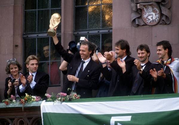 Empfang der Weltmeister 1990 auf dem Frankfurter Rathausbalkon v.li.: Thomas Häßler, Teamchef Franz Beckenbauer mit dem Weltpokal, Torwart Raimond Aumann, Günther Hermann und Pierre Littbarski (alle BR Deutschland) Fußball Herren WM 1990, Nationalmannschaft, Empfang Ankunft BRD Vdia Gruppe Frankfurter Römer Rathausplatz Frankfurt M. Freude, Begeisterung, Fußball Herren WM 1990, Nationalmannschaft, Empfang Ankunft BRD Vdia Gruppe Frankfurter Römer Rathausplatz Frankfurt M. Freude, Begeisterung,