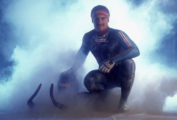 Georg Hackl (Deutschland) mit Rennanzug, Helm und Rennschlitten im Nebel Rennrodeln Herren Fotostudio 2000, Studioaufnahme Fotoshooting Rodeln Rennschlitten Rennschlittensport Vdia Einzelbild Aufnahmedatum geschätzt Rennrodeln Herren Fotostudio 2000, Studioaufnahme Fotoshooting Rodeln Rennschlitten Rennschlittensport Vdia Einzelbild Aufnahmedatum geschätzt