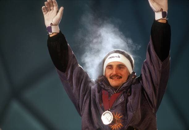 Georg Hackl (Deutschland), Olympiasieger 1994, während der Siegerehrung Rennrodeln OS Winter Herren Olympische Spiele Lillehammer 1994, Winterspiele Rodeln Rennschlitten Rennschlittensport Vdia Einzelbild Lillehammer Glück, Freude, Begeisterung, Rennrodeln OS Winter Herren Olympische Spiele Lillehammer 1994, Winterspiele Rodeln Rennschlitten Rennschlittensport Vdia Einzelbild Lillehammer Glück, Freude, Begeisterung,
