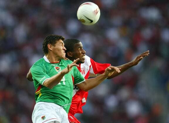 Miguel Hoyos (Bolivien, li.) gegen Jefferson Farfan (Peru) Fußball Länderspiel Herren Copa America 2007 Südamerikameisterschaft Meisterschaft Südamerika Amerika Gruppe A Gruppe Merida Dynamik, Fußball Länderspiel Herren Copa America 2007 Südamerikameisterschaft Meisterschaft Südamerika Amerika Gruppe A Gruppe Merida Dynamik,