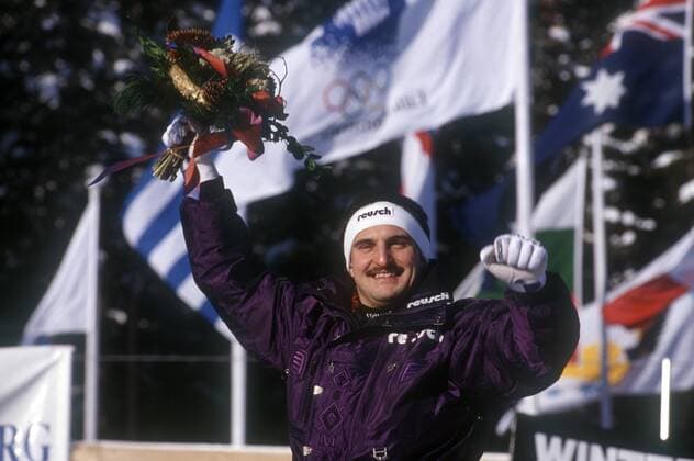 Georg Hackl (Deutschland), Olympiasieger 1994, während der Siegerehrung Rennrodeln OS Winter Herren Olympische Spiele Lillehammer 1994, Winterspiele Rodeln Rennschlitten Rennschlittensport Vdia Einzelbild Hunderfossen Freude, Begeisterung, Rennrodeln OS Winter Herren Olympische Spiele Lillehammer 1994, Winterspiele Rodeln Rennschlitten Rennschlittensport Vdia Einzelbild Hunderfossen Freude, Begeisterung,