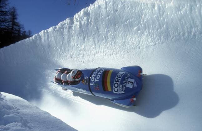 Pilot Wolfgang Hoppe (Deutschland) mit seinem Viererbob auf der Natureisbahn in St. Moritz Bobsport Herren Weltcup 1998 1999, Welt Cup, Worldcup, World, WC, Bob Vierer Viererbob 4er 4 er, Vdia Gruppe St. Moritz Bobsport Herren Weltcup 1998 1999, Welt Cup, Worldcup, World, WC, Bob Vierer Viererbob 4er 4 er, Vdia Gruppe St. Moritz