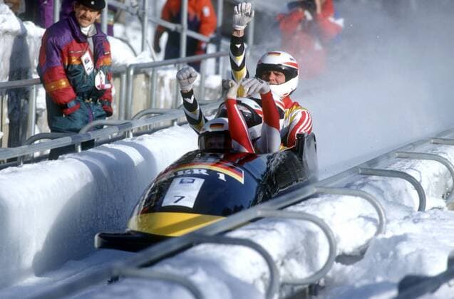 Pilot Wolfgang Hoppe, Ulf Hielscher, Rene Hannemann und Carsten Embach (Deutschland I) jubeln im Ziel über Platz 3 Bobsport OS Winter Herren Olympische Spiele Lillehammer 1994, Winterspiele, Bob Vierer Viererbob 4er 4 er, Vdia Gruppe Hunderfossen Freude, Begeisterung, Bobsport OS Winter Herren Olympische Spiele Lillehammer 1994, Winterspiele, Bob Vierer Viererbob 4er 4 er, Vdia Gruppe Hunderfossen Freude, Begeisterung,