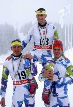 Olympiasieger 1992 Mark Kirchner (Mitte) auf den Schultern von Ricco Gross (li., Platz 2) und Frank Peter Roetsch (alle Deutschland) Mark Kirchner gewann bei den Olympischen Spielen 1992 zusätzlich zum Teamgold den Sprint und wurde Zweiter im Einzel. Zwei Jahr später in Lillehammer wiederholte er den Olympiasieg mit der Staffel Biathlon OS Winter Herren Olympische Spiele Albertville 1992, Winterspiele, 10km 10 km Kilometer Sprint Vdia Gruppe Les Saisies Freude, Begeisterung, Biathlon OS Winter Herren Olympische Spiele Albertville 1992, Winterspiele, 10km 10 km Kilometer Sprint Vdia Gruppe Les Saisies Freude, Begeisterung,