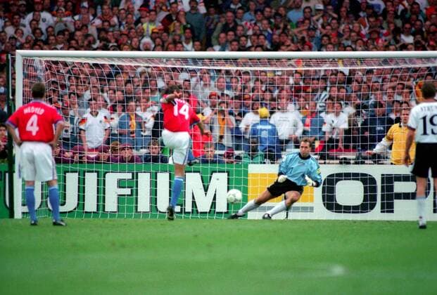 Fußball, EM Finale 1996 in London, Deutschland - Tschechien 2:1 n.V. Elfmeter: Patrik Berger (Tschechien, 2.v.li.) trifft gegen Torwart Andreas Köpke (Deutschland) zum 1:0 Fußball Länderspiel Herren EM 1996 Nationalmannschaft, Nationaltrikot Finale Endspiel Deutschland - Tschechien 2:1 n.V., Vneg Totale London Dynamik, Spannung, Fußball Länderspiel Herren EM 1996 Nationalmannschaft, Nationaltrikot Finale Endspiel Deutschland - Tschechien 2:1 n.V., Vneg Totale London Dynamik, Spannung,