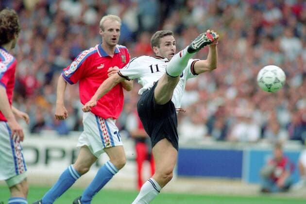 Fußball, EM Finale 1996 in London, Deutschland - Tschechien 2:1 n.V. Stefan Kuntz (Deutschland, re.) am Ball, Karel Rada (Tschechien) dahinter Fußball Länderspiel Herren EM 1996 Nationalmannschaft, Nationaltrikot Finale Endspiel Deutschland - Tschechien 2:1 n.V., Vneg Gruppe London Dynamik, Fußball Länderspiel Herren EM 1996 Nationalmannschaft, Nationaltrikot Finale Endspiel Deutschland - Tschechien 2:1 n.V., Vneg Gruppe London Dynamik,