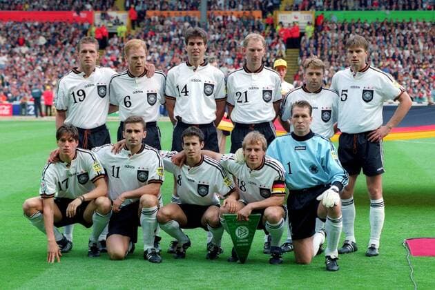 Mannschaftsbild Deutschland hi.v.li.: Thomas Strunz, Matthias Sammer, Markus Babbel, Dieter Eilts, Thomas Häßler, Thomas Helmer; vorn: Christian Ziege, Stefan Kuntz, Mehmet Scholl, Jürgen Klinsmann und Torwart Andras Köpke Fußball Länderspiel Herren EM 1996 Nationalmannschaft, Nationaltrikot Finale Endspiel Vneg Totale London Fußball Länderspiel Herren EM 1996 Nationalmannschaft, Nationaltrikot Finale Endspiel Vneg Totale London