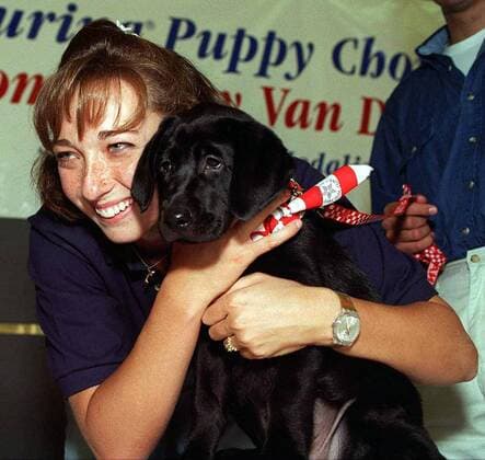 Amy van Dyken (USA) umarmt ihren neuen Labrador Georgia -  (SLP96082602) Schwimmen Damen Schwimmsport 1996 Einzelbild St. Louis Harmonie, Glück, Schwimmen Damen Schwimmsport 1996 Einzelbild St. Louis Harmonie, Glück,