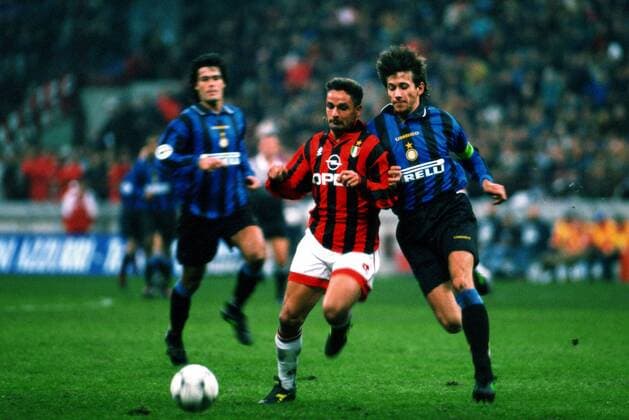 Roberto Baggio (AC Mailand, 2.v.re.) gegen Massimo Paganin (Inter Mailand, re.) -  (2006031416410028) Fußball Herren Serie A 1996 1997, 1. Italienische Liga, AC Mailand - FC Internazionale Mailand 1:1, Milan Gruppe Mailand Fußball Herren Serie A 1996 1997, 1. Italienische Liga, AC Mailand - FC Internazionale Mailand 1:1, Milan Gruppe Mailand