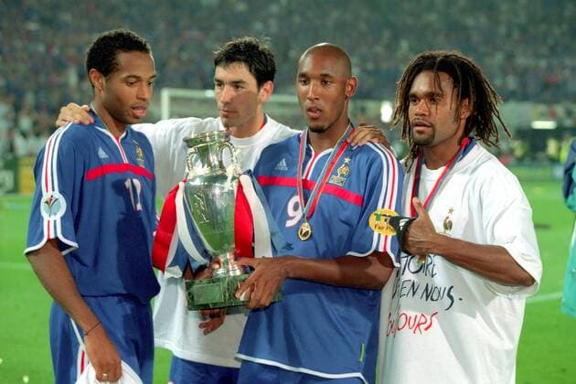 Fußball, EM Finale 2000 in Rotterdam, Frankreich - Italien 2-1 n.V. Europameister 2000 Frankreich, v.li.: Thierry Henry, Robert Pires, Nicolas Anelka mit dem Coupe Henri Delaunay und Christian Karembeu Fußball Länderspiel Herren EM 2000, Nationalmannschaft, Nationaltrikot, Endspiel, Finale Gruppe Rotterdam Fußball Länderspiel Herren EM 2000, Nationalmannschaft, Nationaltrikot, Endspiel, Finale Gruppe Rotterdam