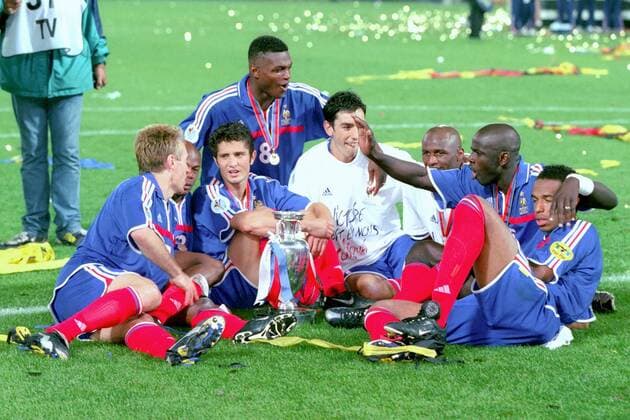 Europameister 2000 Frankreich, v.li.: Didier Deschamps, Sylvain Wiltord (verdeckt), Bixente Lizarazu, Marcel Desailly, Robert Pires, Patrick Vieira, Lilian Thuram und Thierry Henry sitzen um den Coupe Henri Delaunay Fußball Länderspiel Herren EM 2000, Nationalmannschaft, Nationaltrikot, Endspiel, Finale Gruppe Rotterdam Harmonie, Glück, Freude, Fußball Länderspiel Herren EM 2000, Nationalmannschaft, Nationaltrikot, Endspiel, Finale Gruppe Rotterdam Harmonie, Glück, Freude,