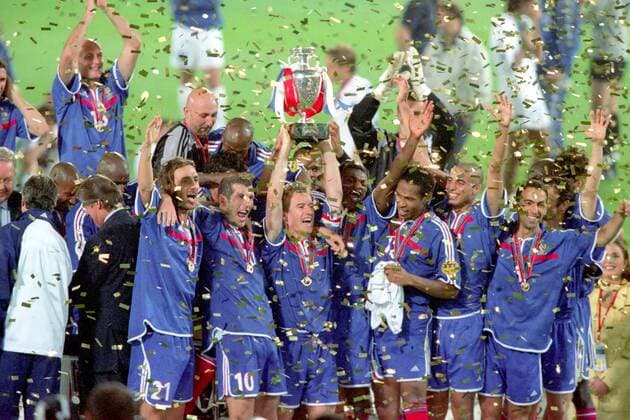 Fußball, EM Finale 2000 in Rotterdam, Frankreich - Italien 2-1 n.V. Schlußjubel Europameister 2000 Frankreich, vorn v.li.: Christophe Dugarry (3.v.li.), Zinedine Zidane, Didier Deschamps mit dem Coupe Henri Delaunay, Marcel Desailly, Thierry Henry, David Trezeguet, Youri Djorkaeff Fußball Länderspiel Herren EM 2000, Nationalmannschaft, Nationaltrikot, Endspiel, Finale Totale Konfetti, Konfettiregen Rotterdam Begeisterung, Freude, Fußball Länderspiel Herren EM 2000, Nationalmannschaft, Nationaltrikot, Endspiel, Finale Totale Konfetti, Konfettiregen Rotterdam Begeisterung, Freude,