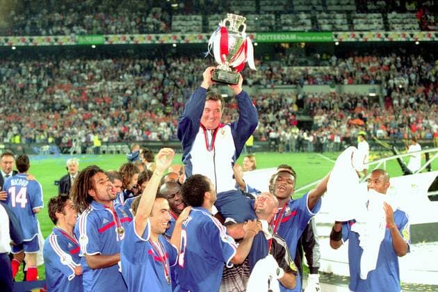 Fußball, EM Finale 2000 in Rotterdam, Frankreich - Italien 2-1 n.V. Schlußjubel Europameister 2000 Frankreich - Nationaltrainer Roger Lemerre (Mitte) wird von seinem Spielern mit dem Coupe Henri Delaunay auf Händen getragen, u.a.v.li.: Lizarazu, Karembeu, Djorkaeff, Henry, Barthez, Desailly, Anelka Fußball Länderspiel Herren EM 2000, Nationalmannschaft, Nationaltrikot, Endspiel, Finale Gruppe Rotterdam Begeisterung, Freude, Fußball Länderspiel Herren EM 2000, Nationalmannschaft, Nationaltrikot, Endspiel, Finale Gruppe Rotterdam Begeisterung, Freude,