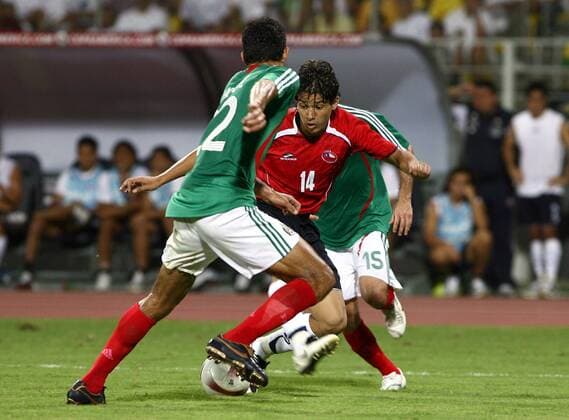 Matias Fernandez (Chile, Mitte) gegen Francisco Rodriguez (Mexiko) Fußball Länderspiel Herren Copa America 2007, Amerika, Südamerikameisterschaft Südamerika Meisterschaft Gruppe B Vdig Gruppe Puerto La Cruz Dynamik, Fußball Länderspiel Herren Copa America 2007, Amerika, Südamerikameisterschaft Südamerika Meisterschaft Gruppe B Vdig Gruppe Puerto La Cruz Dynamik,