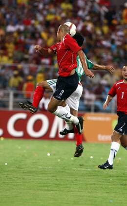 Sebastian Rocco (Chile, vorn) im Duell Fußball Länderspiel Herren Copa America 2007, Amerika, Südamerikameisterschaft Südamerika Meisterschaft Gruppe B Vdig Gruppe Puerto La Cruz Dynamik, Höhe, Fußball Länderspiel Herren Copa America 2007, Amerika, Südamerikameisterschaft Südamerika Meisterschaft Gruppe B Vdig Gruppe Puerto La Cruz Dynamik, Höhe,