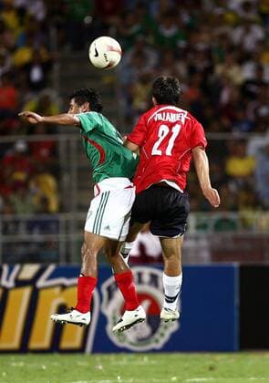 Carlos Villanueva (Chile, re.) gegen Alberto Medina (Mexiko) Fußball Länderspiel Herren Copa America 2007, Amerika, Südamerikameisterschaft Südamerika Meisterschaft Gruppe B Vdig Gruppe Puerto La Cruz Dynamik, Fußball Länderspiel Herren Copa America 2007, Amerika, Südamerikameisterschaft Südamerika Meisterschaft Gruppe B Vdig Gruppe Puerto La Cruz Dynamik,