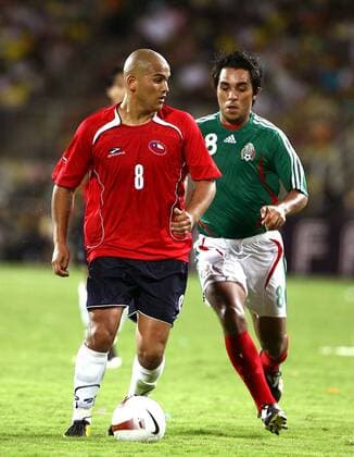 Humberto Suazo (Chile, li.) gegen Jaime Correa (Mexiko) Fußball Länderspiel Herren Copa America 2007, Amerika, Südamerikameisterschaft Südamerika Meisterschaft Gruppe B Vdig Gruppe Puerto La Cruz Dynamik, Fußball Länderspiel Herren Copa America 2007, Amerika, Südamerikameisterschaft Südamerika Meisterschaft Gruppe B Vdig Gruppe Puerto La Cruz Dynamik,