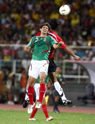Jose Jonny Magallon (Mexiko, vorn) im Duell Fußball Länderspiel Herren Copa America 2007, Amerika, Südamerikameisterschaft Südamerika Meisterschaft Gruppe B Vdig Gruppe Puerto La Cruz Dynamik, Fußball Länderspiel Herren Copa America 2007, Amerika, Südamerikameisterschaft Südamerika Meisterschaft Gruppe B Vdig Gruppe Puerto La Cruz Dynamik,
