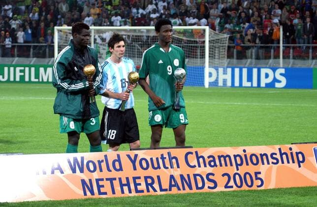 Lionel Messi (Argentinien U20, Mitte) während der Auszeichnung als bester Spieler der U20 WM, daneben der Zweitplatzierte John Obi Mikel (re.) und der Drittplatzierter Taye Taiwo (beide Nigeria) Fußball WM Herren U 20 WM 2005, U20, Junioren, Länderspiel, Finale, Endspiel, Nationalmannschaft, Nationaltrikot, Gruppe Utrecht Fußball WM Herren U 20 WM 2005, U20, Junioren, Länderspiel, Finale, Endspiel, Nationalmannschaft, Nationaltrikot, Gruppe Utrecht