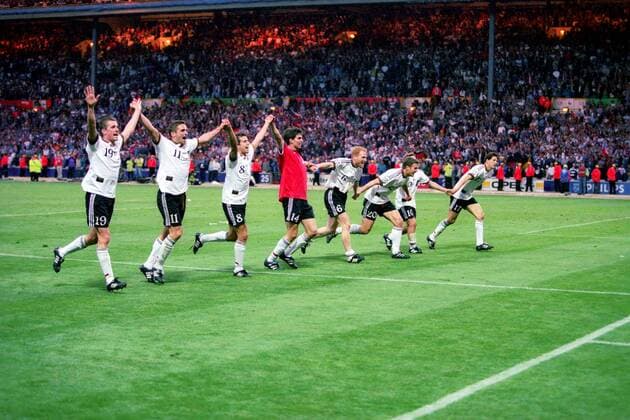 Europameister 1996 Deutschland v.li.: Thomas Strunz, Stefan Kuntz, Mehmet Scholl, Markus Babbel, Matthias Sammer, Oliver Bierhoff und Christian Ziege - Schlußjubel im ausverkauften Wembleystadion Fußball Länderspiel Herren EM 1996 Nationalmannschaft, Nationaltrikot Finale Endspiel Deutschland - Tschechien 2:1 n.V., Vneg Totale Wembley Wembleystadion London Freude, Begeisterung, Fußball Länderspiel Herren EM 1996 Nationalmannschaft, Nationaltrikot Finale Endspiel Deutschland - Tschechien 2:1 n.V., Vneg Totale Wembley Wembleystadion London Freude, Begeisterung,