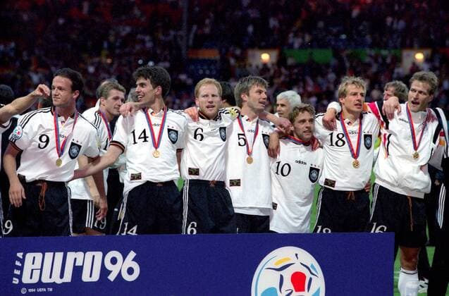 Fußball, EM Finale 1996 in London, Deutschland - Tschechien 2:1 n.V. Europameister 1996 Deutschland vorn v.li.: Fredi Bobic, Markus Babbel, Matthias Sammer, Thomas Helmer, Thomas Häßler, Jürgen Klinsmann und Rene Schneider Fußball Länderspiel Herren EM 1996 Nationalmannschaft, Nationaltrikot Finale Endspiel Deutschland, Vneg Gruppe London Freude, Begeisterung, Fußball Länderspiel Herren EM 1996 Nationalmannschaft, Nationaltrikot Finale Endspiel Deutschland, Vneg Gruppe London Freude, Begeisterung,
