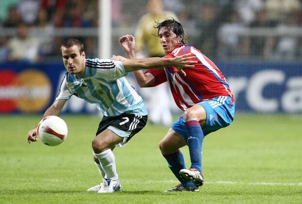Rodrigo Palacio (Argentinien, li.) gegen Aureliano Torres (Paraguay) Fußball Länderspiel Herren Copa America 2007, Amerika, Südamerika, Südamerikameisterschaft, Meisterschaft, Gruppe C Gruppe Barquisimeto Dynamik, Fußball Länderspiel Herren Copa America 2007, Amerika, Südamerika, Südamerikameisterschaft, Meisterschaft, Gruppe C Gruppe Barquisimeto Dynamik,