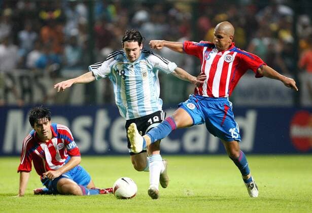 Lionel Messi (Argentinien, Mitte) gegen Edgar Daniel Gonzalez (re.) und Julio Caceres (beide Paraguay) Fußball Länderspiel Herren Copa America 2007, Amerika, Südamerika, Südamerikameisterschaft, Meisterschaft, Gruppe C Gruppe Barquisimeto Dynamik, Fußball Länderspiel Herren Copa America 2007, Amerika, Südamerika, Südamerikameisterschaft, Meisterschaft, Gruppe C Gruppe Barquisimeto Dynamik,