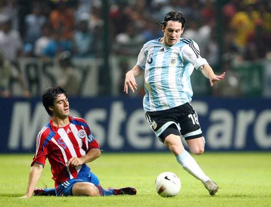 Lionel Messi (Argentinien, re.) gegen Julio Caceres (Paraguay) Fußball Länderspiel Herren Copa America 2007, Amerika, Südamerika, Südamerikameisterschaft, Meisterschaft, Gruppe C Gruppe Barquisimeto Fußball Länderspiel Herren Copa America 2007, Amerika, Südamerika, Südamerikameisterschaft, Meisterschaft, Gruppe C Gruppe Barquisimeto