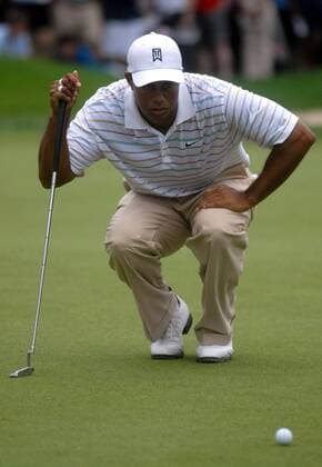 Eldrick Tiger Woods (USA) taxiert die Ideallinie -  (WAP20070705334) Golf Herren AT&T National 2007, PGA Tour, AT & T Einzelbild Bethesda Golf Herren AT&T National 2007, PGA Tour, AT & T Einzelbild Bethesda