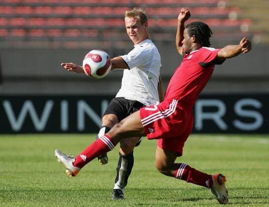 Thomas Panny (Österreich U20, li.) gegen Jaime Peters (Kanada U20) Fußball Länderspiel Herren U20 WM 2007, U 20, Nationalteam, Nationaltrikot, Gruppe A Gruppe o0 Junioren Edmonton Fußball Länderspiel Herren U20 WM 2007, U 20, Nationalteam, Nationaltrikot, Gruppe A Gruppe o0 Junioren Edmonton