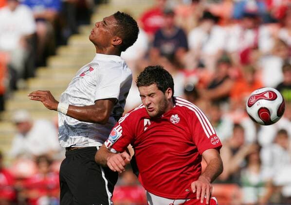 Rubin Okotie (Österreich U20, li.) gegen Keegan Ayre (Kanada U20) Fußball Länderspiel Herren U20 WM 2007, U 20, Nationalteam, Nationaltrikot, Gruppe A Gruppe o0 Junioren Edmonton Dynamik, Fußball Länderspiel Herren U20 WM 2007, U 20, Nationalteam, Nationaltrikot, Gruppe A Gruppe o0 Junioren Edmonton Dynamik,