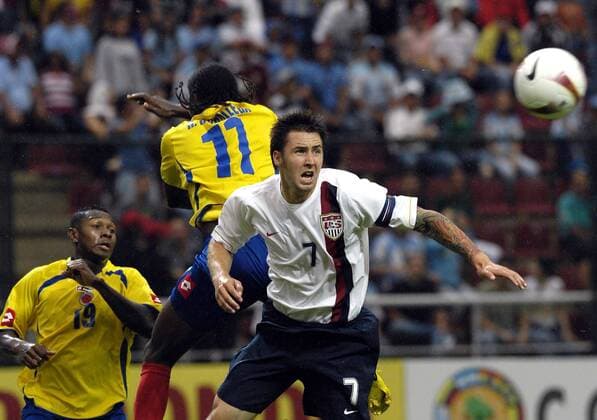 Danny Califf (USA, re.) gegen Hugo Rodallega (Kolumbien) - Fußball Länderspiel Herren Copa America 2007, Amerika, Südamerikameisterschaft, Südamerika, Meisterschaft, Gruppe C Gruppe Barquisimeto Kampf, Fußball Länderspiel Herren Copa America 2007, Amerika, Südamerikameisterschaft, Südamerika, Meisterschaft, Gruppe C Gruppe Barquisimeto Kampf,
