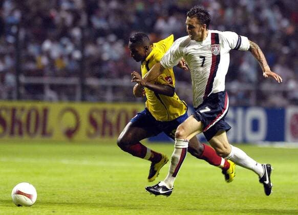 Danny Califf (USA, re.) gegen Cesar Valoyes (Kolumbien) - Fußball Länderspiel Herren Copa America 2007, Amerika, Südamerikameisterschaft, Südamerika, Meisterschaft, Gruppe C Gruppe Barquisimeto Dynamik, Kampf, Fußball Länderspiel Herren Copa America 2007, Amerika, Südamerikameisterschaft, Südamerika, Meisterschaft, Gruppe C Gruppe Barquisimeto Dynamik, Kampf,