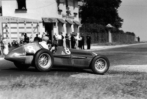Juan Manuel Fangio (Argentinien Alfa Romeo) in seinem Rennwagen - Motorsport Grand Prix Herren Großer Preis von Frankreich 1951, Formel 1 Weltmeisterschaft, F1, F, GP, WM Einzelbild Reims Motorsport Grand Prix Herren Großer Preis von Frankreich 1951, Formel 1 Weltmeisterschaft, F1, F, GP, WM Einzelbild Reims