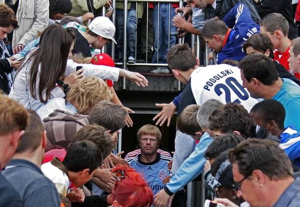 Torwart Oliver Kahn (Bayern, Mitte) muss beim Einmarsch durch ein Spalier von jugendlichen Fans Fußball 1. BL Herren Saison 2007 2008, FC Bayern München, Vorbereitung, Saisonvorbereitung, Test, Testspiel, Vdig Gruppe Aufmacher München Gern Fußball 1. BL Herren Saison 2007 2008, FC Bayern München, Vorbereitung, Saisonvorbereitung, Test, Testspiel, Vdig Gruppe Aufmacher München Gern