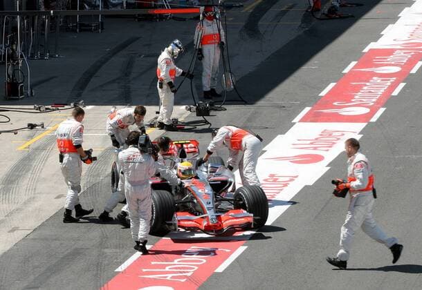 Lewis Hamilton (England McLaren Mercedes) mit seinem Boliden in der Boxengasse Motorsport Grand Prix Herren Großer Preis von England 2007, Formel 1 Weltmeisterschaft, F1, F, GP, WM, Qualifying Totale Silverstone Motorsport Grand Prix Herren Großer Preis von England 2007, Formel 1 Weltmeisterschaft, F1, F, GP, WM, Qualifying Totale Silverstone