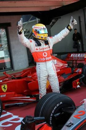 Lewis Hamilton (England McLaren Mercedes) bejubelt im Parc Ferme seine Pole Position beim GP von England 2007 Motorsport Grand Prix Herren Großer Preis von England 2007, Formel 1 Weltmeisterschaft, F1, F, GP, WM, Qualifying Einzelbild Silverstone Motorsport Grand Prix Herren Großer Preis von England 2007, Formel 1 Weltmeisterschaft, F1, F, GP, WM, Qualifying Einzelbild Silverstone