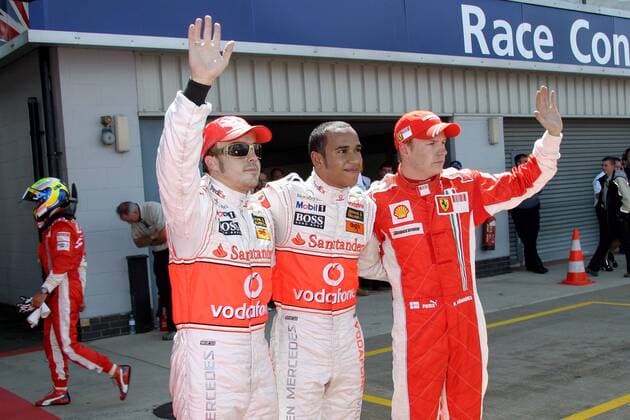 Fernando Alonso (Spanien, li.), Lewis Hamilton (England beide McLaren Mercedes, Mitte), der sich über seine Pole Position beim GP von England 2007 freut, und Kimi Räikkönen (Finnland Ferrari) winken den Anhängern Motorsport Grand Prix Herren Großer Preis von England 2007, Formel 1 Weltmeisterschaft, F1, F, GP, WM, Qualifying Gruppe Silverstone Harmonie, Motorsport Grand Prix Herren Großer Preis von England 2007, Formel 1 Weltmeisterschaft, F1, F, GP, WM, Qualifying Gruppe Silverstone Harmonie,