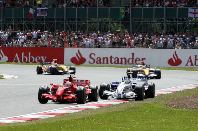 Kimi Räikkönen (Finnland Ferrari, li.) überholt mit seinem Boliden Nick Heidfeld (Deutschland BMW Sauber) Motorsport Grand Prix Herren Großer Preis von England 2007, Formel 1 Weltmeisterschaft, F1, F, GP, WM, Qualifying Gruppe Silverstone Motorsport Grand Prix Herren Großer Preis von England 2007, Formel 1 Weltmeisterschaft, F1, F, GP, WM, Qualifying Gruppe Silverstone