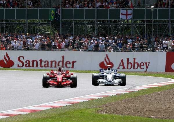 Kimi Räikkönen (Finnland Ferrari, li.) überholt mit seinem Boliden Nick Heidfeld (Deutschland BMW Sauber) Motorsport Grand Prix Herren Großer Preis von England 2007, Formel 1 Weltmeisterschaft, F1, F, GP, WM, Qualifying Totale Hitze, Hitzeflimmern, Flimmern, Abgase Silverstone Motorsport Grand Prix Herren Großer Preis von England 2007, Formel 1 Weltmeisterschaft, F1, F, GP, WM, Qualifying Totale Hitze, Hitzeflimmern, Flimmern, Abgase Silverstone