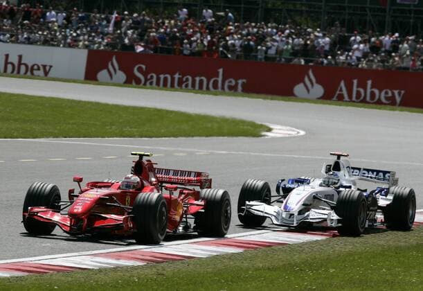 Kimi Räikkönen (Finnland Ferrari) mit seinem Boliden vor Nick Heidfeld (Deutschland BMW Sauber) Motorsport Grand Prix Herren Großer Preis von England 2007, Formel 1 Weltmeisterschaft, F1, F, GP, WM, Qualifying Gruppe Silverstone Motorsport Grand Prix Herren Großer Preis von England 2007, Formel 1 Weltmeisterschaft, F1, F, GP, WM, Qualifying Gruppe Silverstone