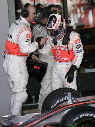 Chefmechaniker Chris Thompson (England, li.) gratuliert Fernando Alonso (Spanien beide McLaren Mercedes) zur Pole Position beim GP von England 2007 Motorsport Grand Prix Herren Großer Preis von England 2007, Formel 1 Weltmeisterschaft, F1, F, GP, WM, Qualifying Gruppe Silverstone Harmonie, Motorsport Grand Prix Herren Großer Preis von England 2007, Formel 1 Weltmeisterschaft, F1, F, GP, WM, Qualifying Gruppe Silverstone Harmonie,