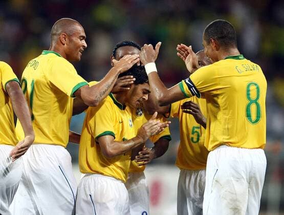 Torjubel Brasilien - Torschütze Josue (Mitte) wird gefeiert Fußball Länderspiel Herren Copa America 2007, Amerika, Südamerika, Südamerikameisterschaft, Meisterschaft, Viertelfinale, Gruppe Puerto La Cruz Freude, Fußball Länderspiel Herren Copa America 2007, Amerika, Südamerika, Südamerikameisterschaft, Meisterschaft, Viertelfinale, Gruppe Puerto La Cruz Freude,