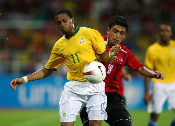 Robinho (Brasilien, li.) gegen Gonzalo Jara (Chile) Fußball Länderspiel Herren Copa America 2007, Amerika, Südamerika, Südamerikameisterschaft, Meisterschaft, Viertelfinale, Einzelbild Puerto La Cruz Dynamik, Fußball Länderspiel Herren Copa America 2007, Amerika, Südamerika, Südamerikameisterschaft, Meisterschaft, Viertelfinale, Einzelbild Puerto La Cruz Dynamik,