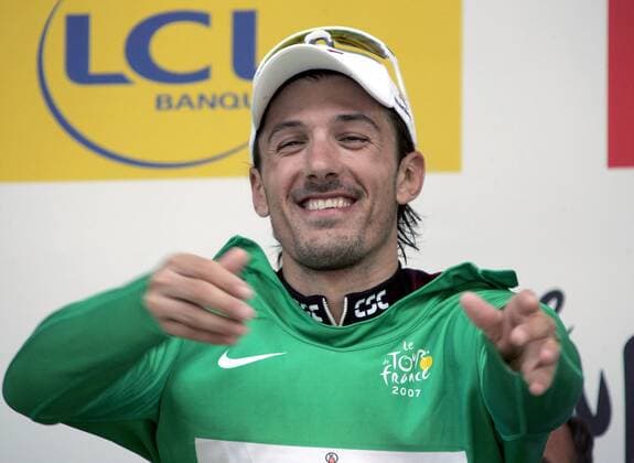 Fabian Cancellara (Schweiz CSC) streift nach dem Gewinn des Prologs der Tour de France 2007 das grüne Trikot über Radsport Herren Tour de France 2007, Straßenradsport, Straße, Rad, o0 ProTour, Prolog, Einzelbild London Freude, Radsport Herren Tour de France 2007, Straßenradsport, Straße, Rad, o0 ProTour, Prolog, Einzelbild London Freude,