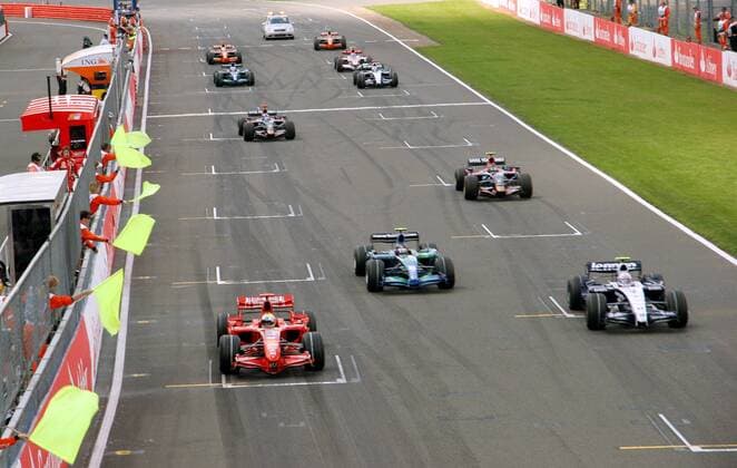 Startabbruch beim GP von England 2007 - Streckenposten zeigen die gelbe Flagge da Felipe Massa (Brasilien Ferrari, li.) Probleme beim Start hat Motorsport Grand Prix Herren Großer Preis von England 2007, Formel 1 Weltmeisterschaft, F1, F, GP, WM, Santander, Banken, Bande Totale Sponsor, Werbepartner, Werbung, Wirtschaft, Silverstone, Werbebande Motorsport Grand Prix Herren Großer Preis von England 2007, Formel 1 Weltmeisterschaft, F1, F, GP, WM, Santander, Banken, Bande Totale Sponsor, Werbepartner, Werbung, Wirtschaft, Silverstone, Werbebande