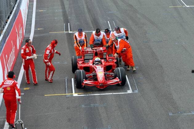 Streckenhelfer schieben Felipe Massa (Brasilien Ferrari) aufgrund eines technischen Problems in seinem Boliden an Motorsport Grand Prix Herren Großer Preis von England 2007, Formel 1 Weltmeisterschaft, F1, F, GP, WM Totale Silverstone Motorsport Grand Prix Herren Großer Preis von England 2007, Formel 1 Weltmeisterschaft, F1, F, GP, WM Totale Silverstone