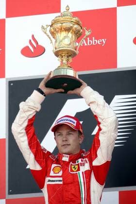 Kimi Räikkönen (Finnland Ferrari) präsentiert den Pokal für den Sieg beim GP von England 2007 - Motorsport Grand Prix Herren Großer Preis von England 2007, Formel 1 Weltmeisterschaft, F1, F, GP, WM, Einzelbild Silverstone Freude, Motorsport Grand Prix Herren Großer Preis von England 2007, Formel 1 Weltmeisterschaft, F1, F, GP, WM, Einzelbild Silverstone Freude,