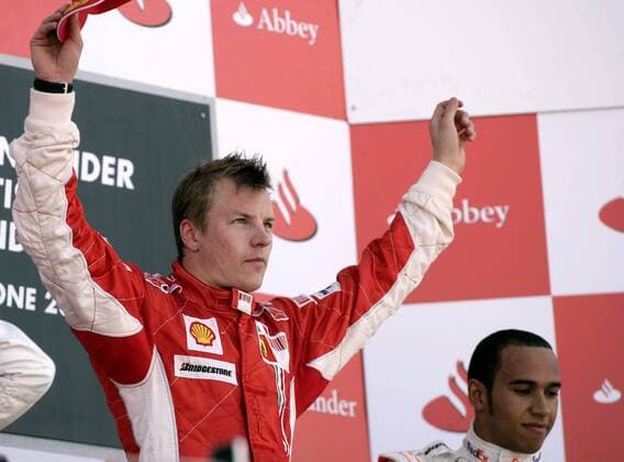 Kimi Räikkönen (Finnland Ferrari) jubelt über seinen Sieg beim GP von England 2007 Motorsport Grand Prix Herren Großer Preis von England 2007, Formel 1 Weltmeisterschaft, F1, F, GP, WM Einzelbild Silverstone Freude, Motorsport Grand Prix Herren Großer Preis von England 2007, Formel 1 Weltmeisterschaft, F1, F, GP, WM Einzelbild Silverstone Freude,
